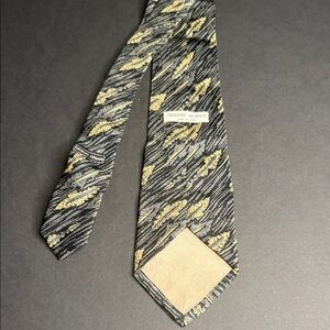 Vintage Giorgio Armani Elegant Black and Gold Silk Tie